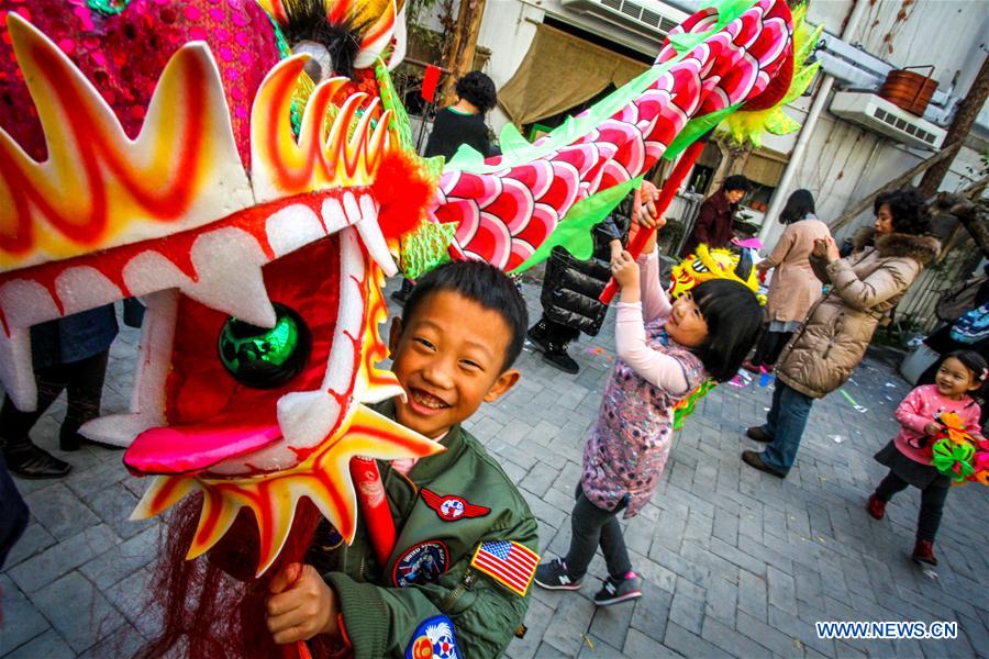 Children experience dragon dance at Ziyuan Art Park in Tianjin, north China, Feb. 21, 2016. 