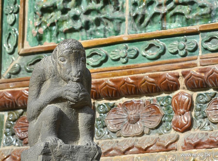 More than 40 stone monkey carvings and sculptures at the Guandi Temple have attracted many tourists here as stone monkey is regarded to be a sign of good luck in Chinese folk culture