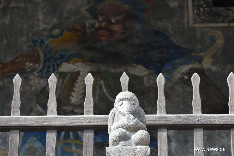 More than 40 stone monkey carvings and sculptures at the Guandi Temple have attracted many tourists here as stone monkey is regarded to be a sign of good luck in Chinese folk culture