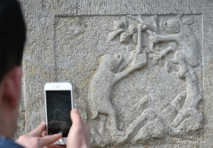 More than 40 stone monkey carvings and sculptures at the Guandi Temple have attracted many tourists here as stone monkey is regarded to be a sign of good luck in Chinese folk culture