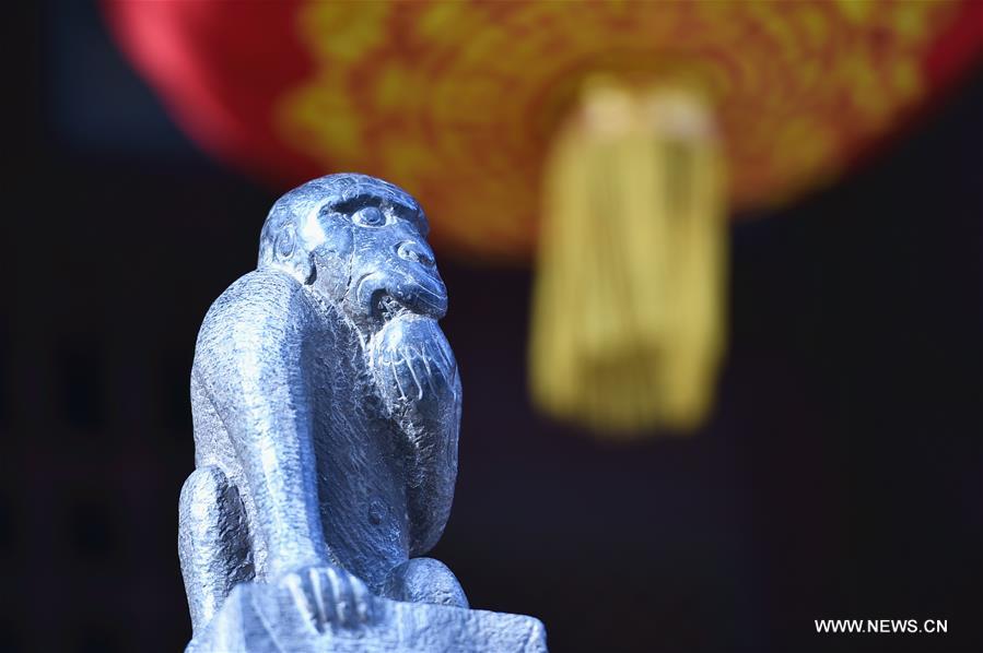 More than 40 stone monkey carvings and sculptures at the Guandi Temple have attracted many tourists here as stone monkey is regarded to be a sign of good luck in Chinese folk culture