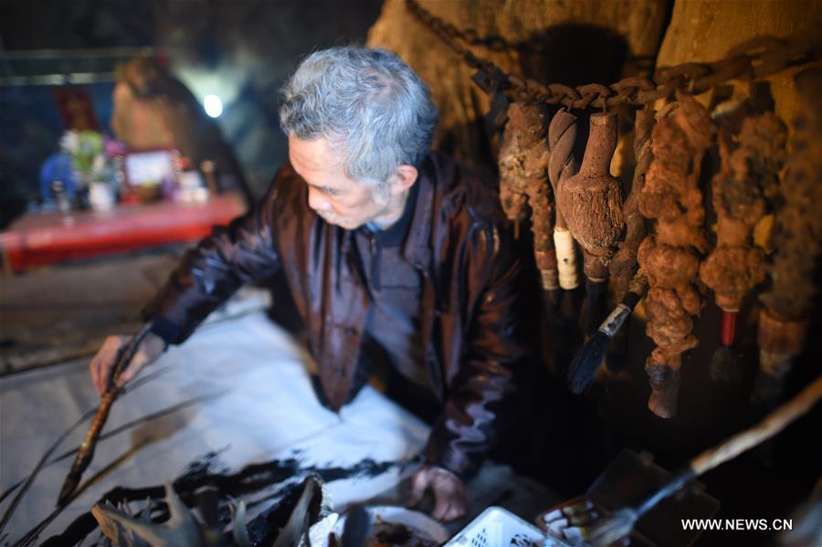 CHINA-GUIZHOU-CAVE PAINTER (CN)