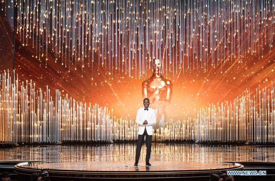  Chris Rock hosts the awarding ceremony of the 88th Academy Awards at the Dolby Theater in Los Angeles, the United States, on Feb. 28, 2016.