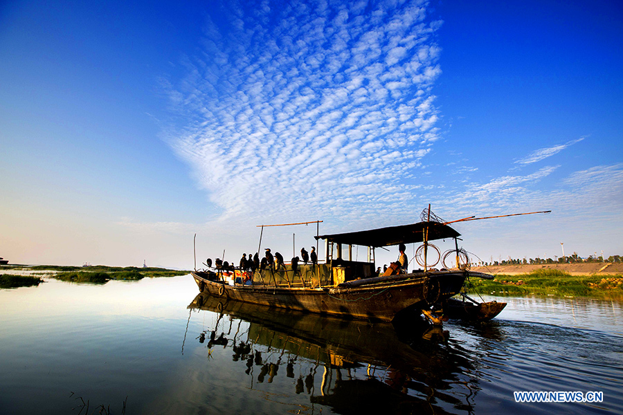 Fishing boats sail on the Poyang Lake in Duchang County, east China's Jiangxi Province, Sept. 20, 2014. 