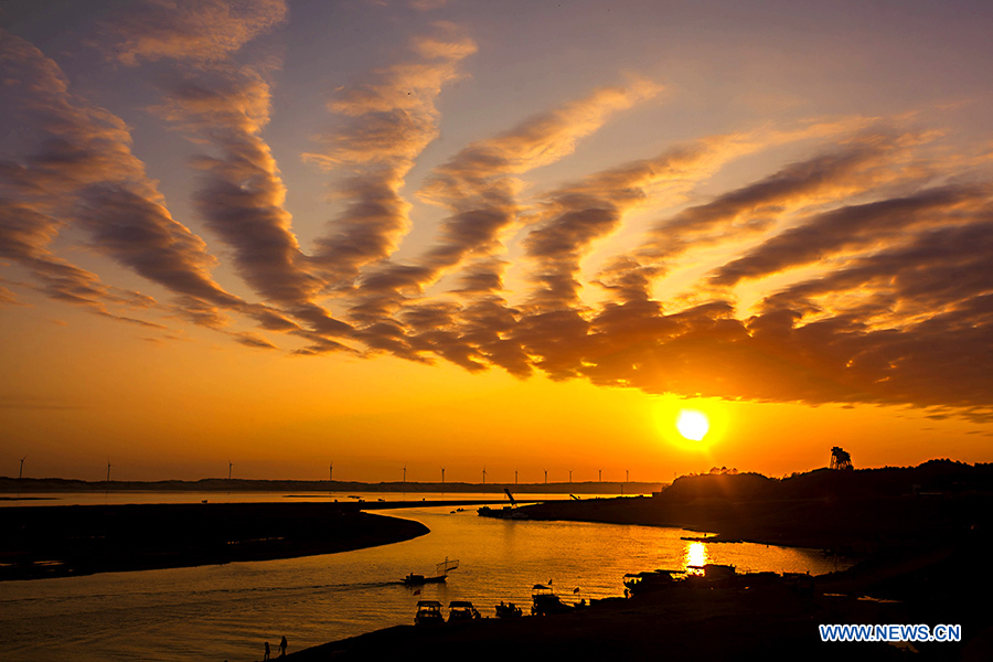 Fishing boats sail on the Poyang Lake in Duchang County, east China's Jiangxi Province, Sept. 20, 2014. 