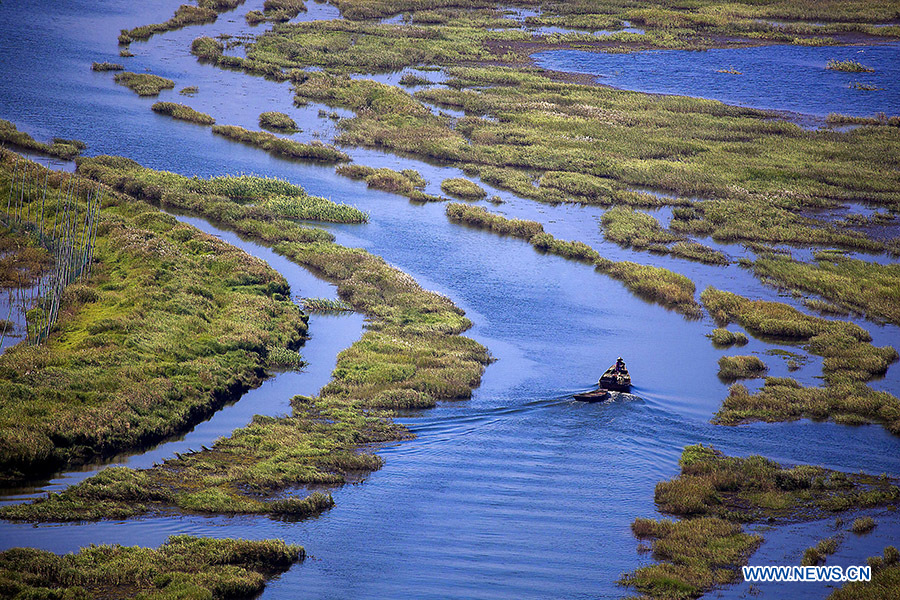 Fishing boats sail on the Poyang Lake in Duchang County, east China's Jiangxi Province, Sept. 20, 2014. 