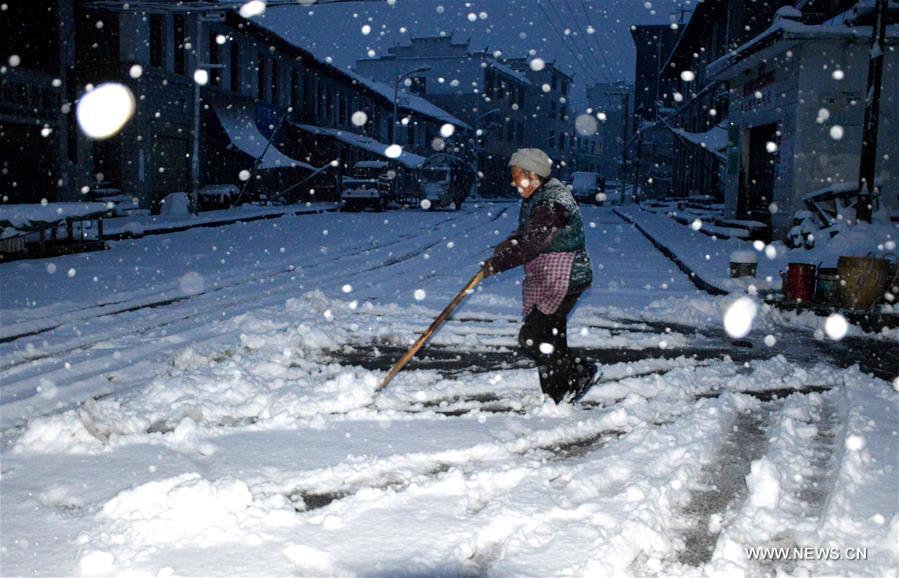  A strong cold wave hit southwest Guizhou, bringing heavy snowfall and temperature drops on Thursday