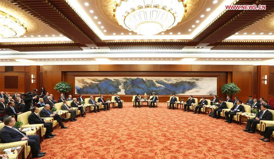 Chinese Premier Li Keqiang (R Center) meets with overseas delegates attending the China Development Forum in Beijing, capital of China, March 21, 2016.