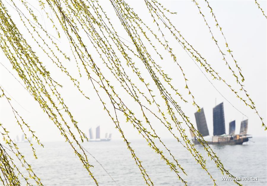 Boats sail on the Taihu Lake in Wuxi, east China's Jiangsu Province, March 28, 2016