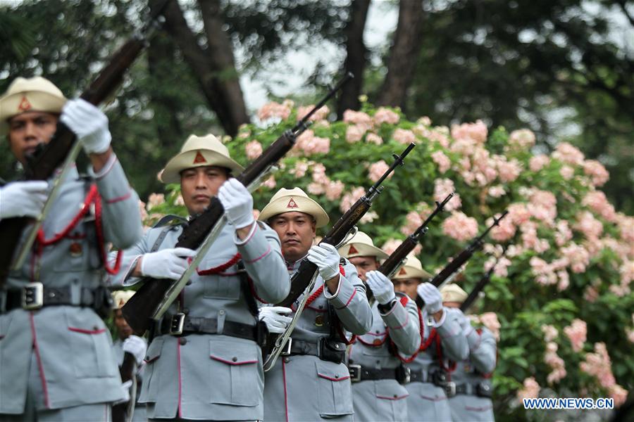 TAGUIG CITY, April 5, 2016 (Xinhua) -- Honour guards participate in the ceremony marking the start of the Philippine Veterans Week in Taguig City, the Philippines, April 5, 2016. The Philippine Veterans Week will recognize the remaining 9,500 Filipino World War II veterans, 45 of which will be honored with awards by the Philippine government for their service during the war time. (Xinhua/Rouelle Umali) 
