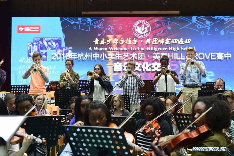 HANGZHOU, April 6, 2016 (Xinhua) -- Orchestra of Hillgrove High School from the United States performs during a cultural exchange with young students from Hangzhou, capital of east China's Zhejiang Province, April 6, 2016. Some 300 U.S. students and over 200 Chinese students attended the performance here on Wednesday. (Xinhua/Li Zhong) 