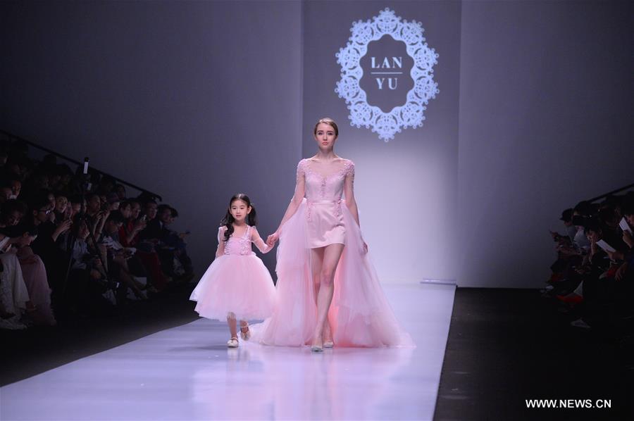 A model presents a creation by designer Lan Yu during the Shanghai Fashion Week in Shanghai, east China, April 8, 2016. The Fashion Week kicked off here Friday.