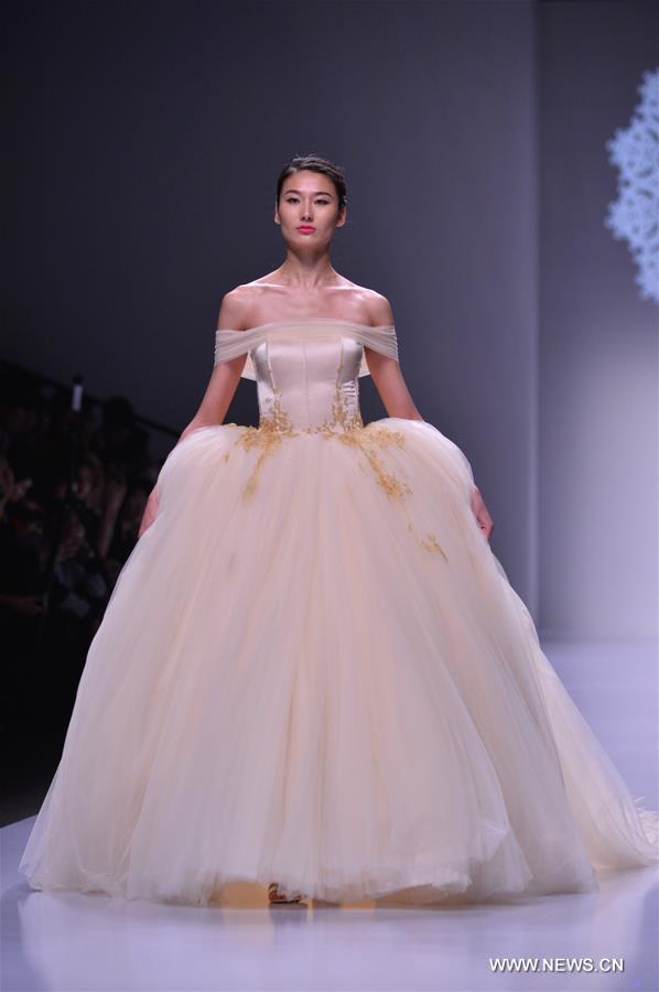 A model presents a creation by designer Lan Yu during the Shanghai Fashion Week in Shanghai, east China, April 8, 2016. The Fashion Week kicked off here Friday.