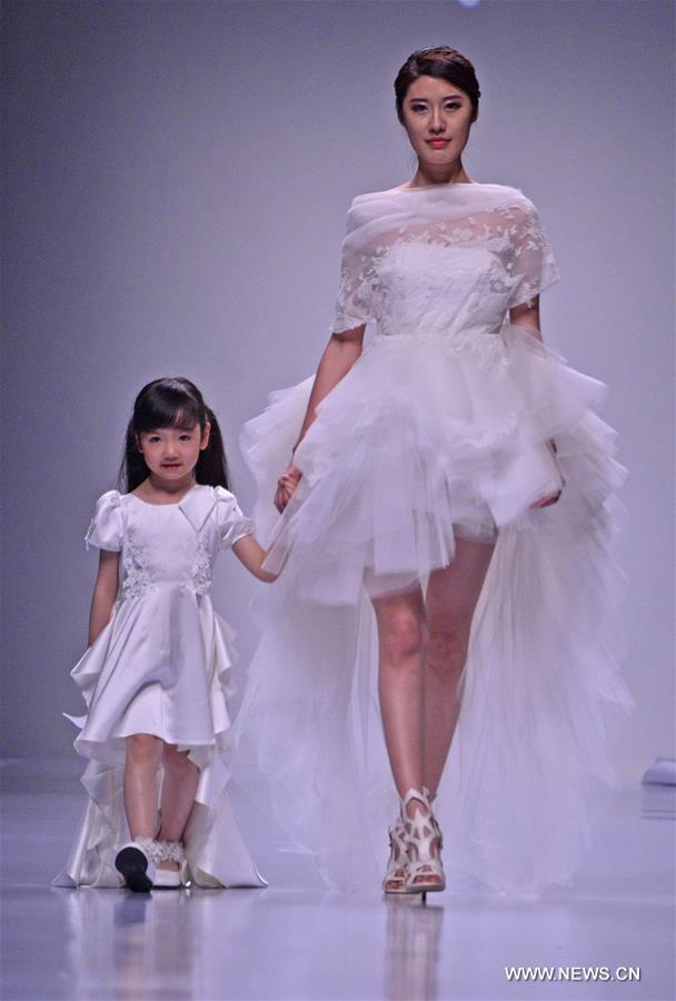 A model presents a creation by designer Lan Yu during the Shanghai Fashion Week in Shanghai, east China, April 8, 2016. The Fashion Week kicked off here Friday.