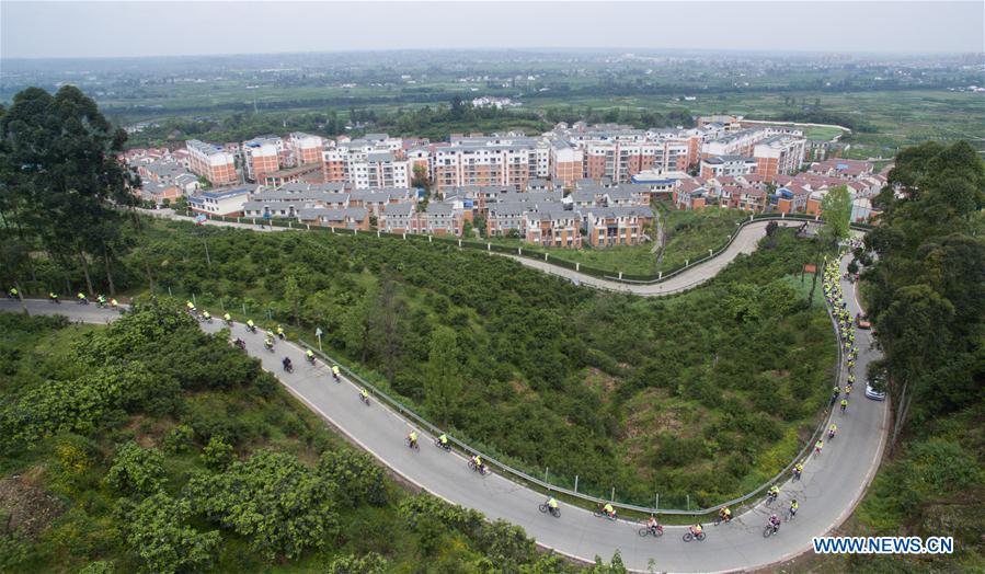 Wedding fleet of Zeng Di and Wang Lixia moves in Chengdu, capital of southwest China's Sichuan Province, April 9, 2016. 