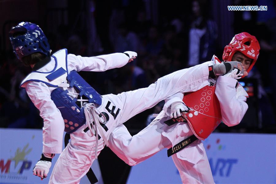 Lin Wan-Ting (L) of Chinese Taipei competes against Sonia Martins Soares of Timor-Leste in the women's -46kg category in the 22nd Asian Taekwondo Championships in Pasay City, the Philippines, April 19, 2016. 