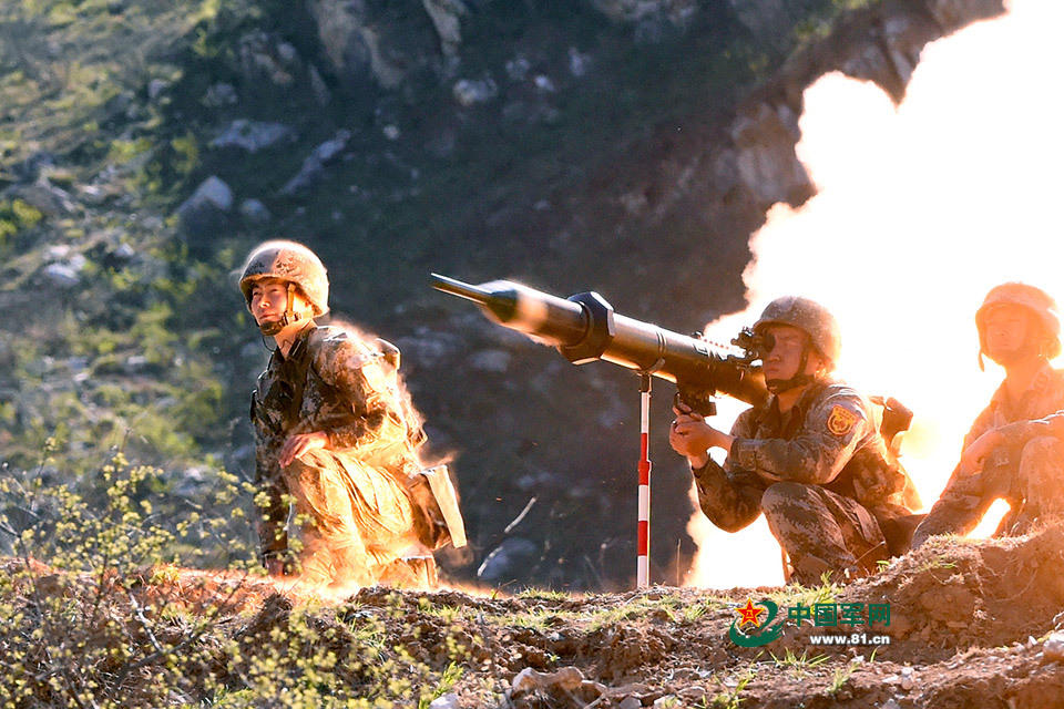 解放军火箭筒发射瞬间震撼眼球 管壁为啥通红