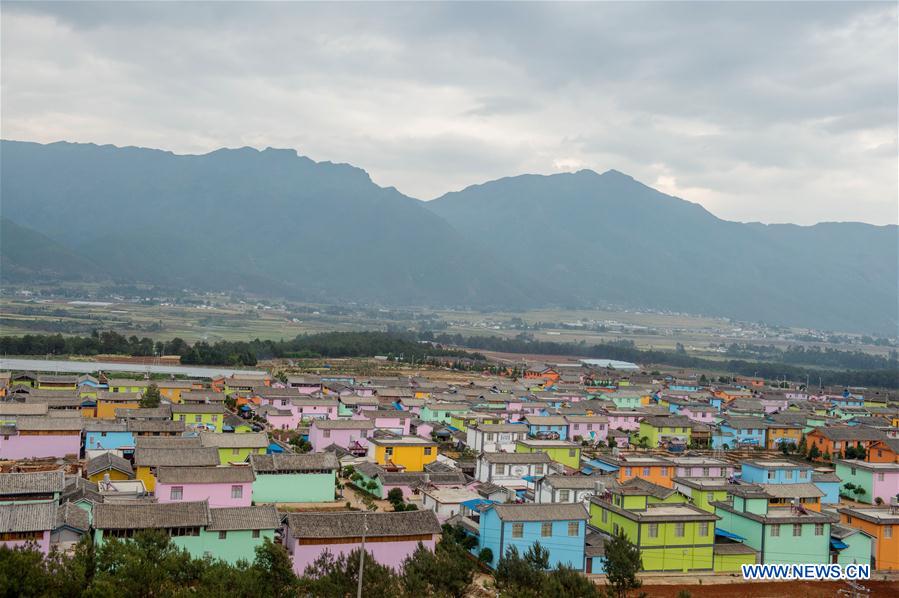 CHINA-YUNNAN-LIJIANG-JINLONG VILLAGE-COLOURFUL HOUSES(CN)