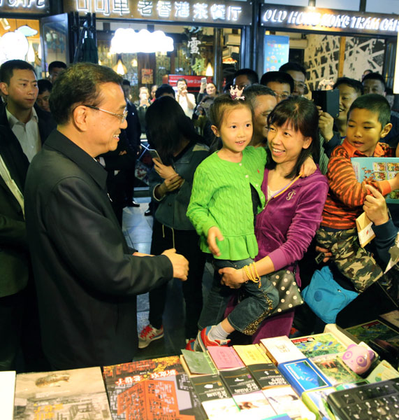 Premier Li tours Chengdu alley, promotes Chinese beer