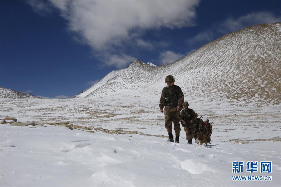 扎西岗边防连官兵踏雪巡逻