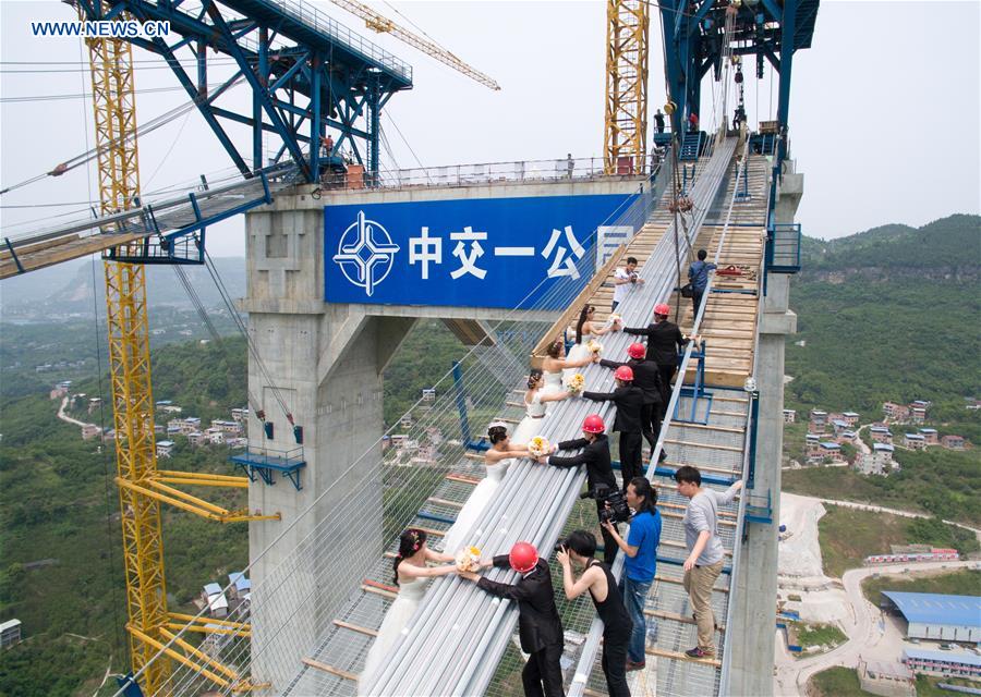 CHINA-CHONGQING-BRIDGE-WEDDING PHOTO (CN)