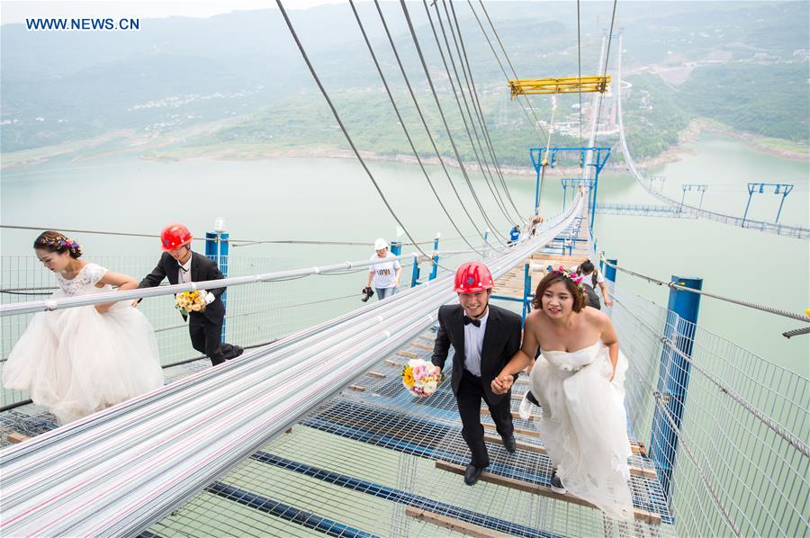 CHINA-CHONGQING-BRIDGE-WEDDING PHOTO (CN)