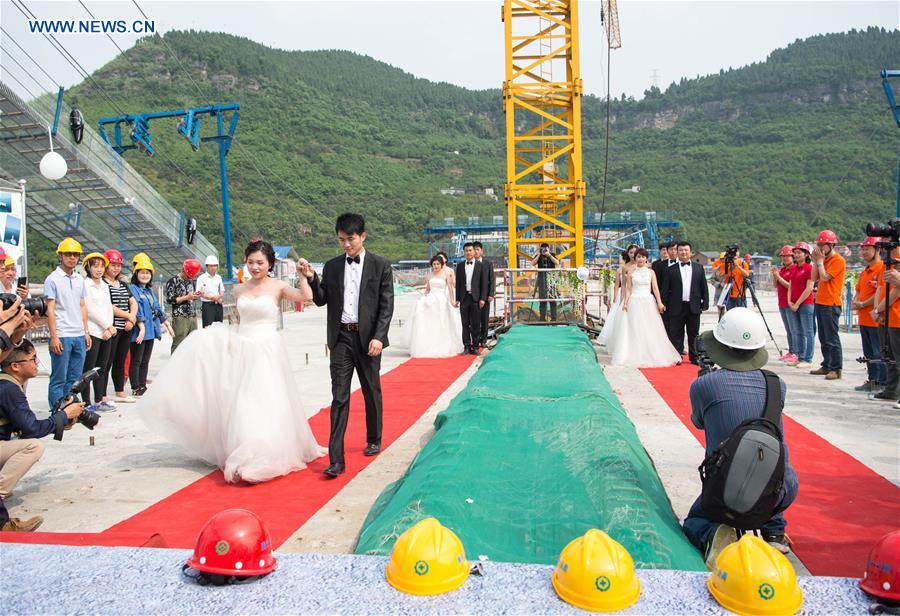 CHINA-CHONGQING-BRIDGE-WEDDING PHOTO (CN)