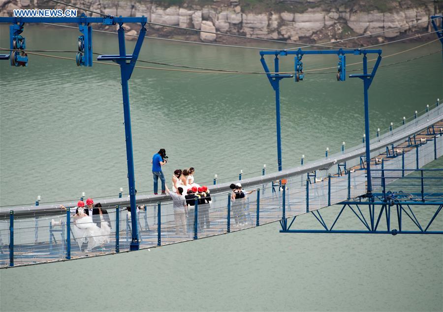 CHINA-CHONGQING-BRIDGE-WEDDING PHOTO (CN)