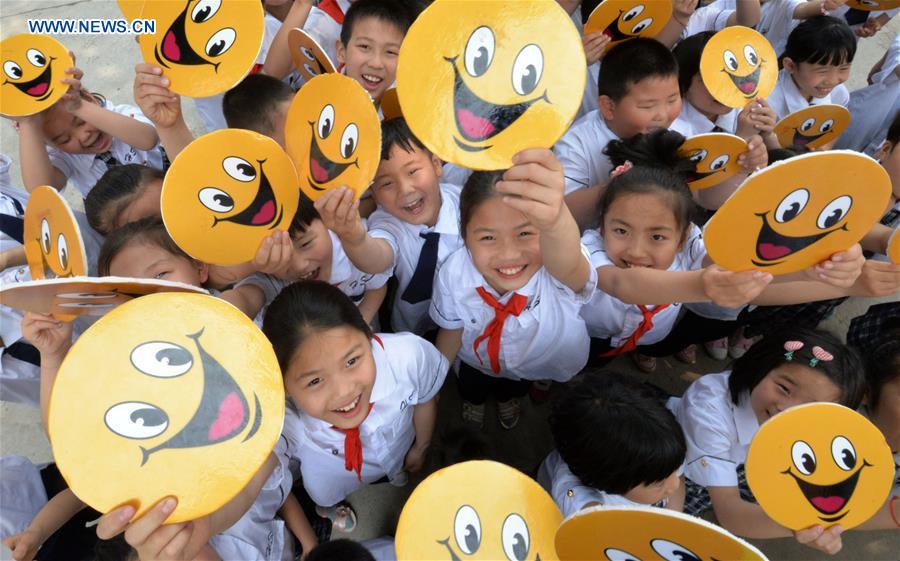 #CHINA-WORLD SMILE DAY-CELEBRATIONS (CN)