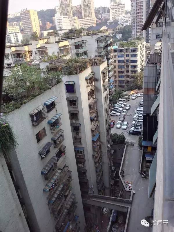 If you stay in a room on the 10th floor in Chongqing and suddenly see a figure flash past the window, don