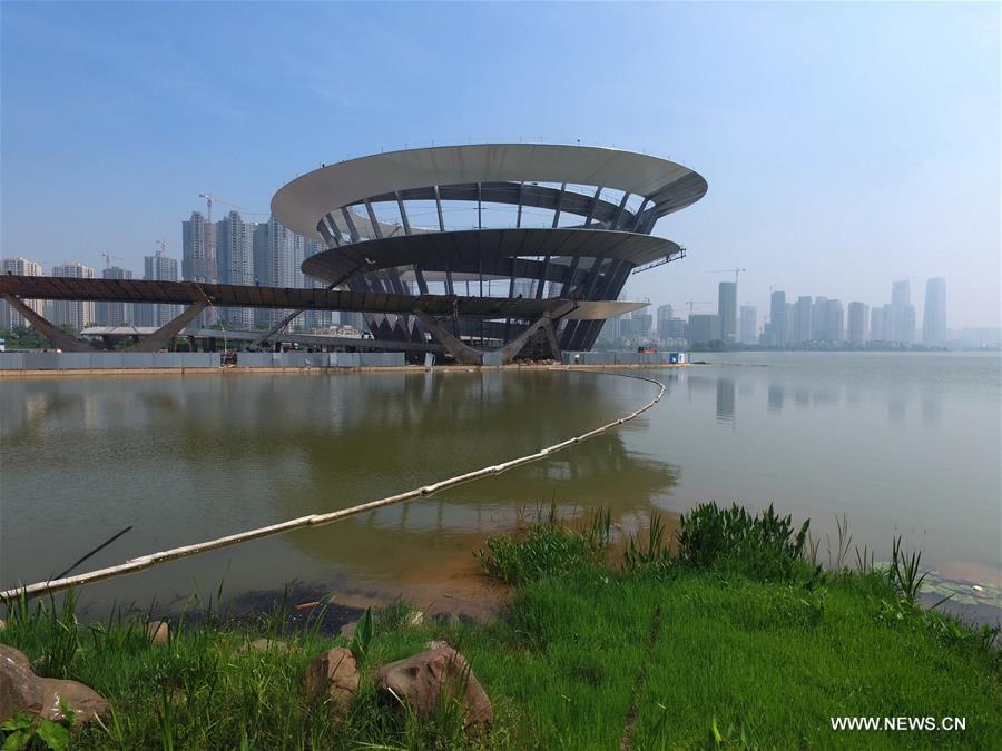 Made from 7000 tonnes of steel, the spiral sightseeing platform is 35 meters high with a diameter of 86 meters