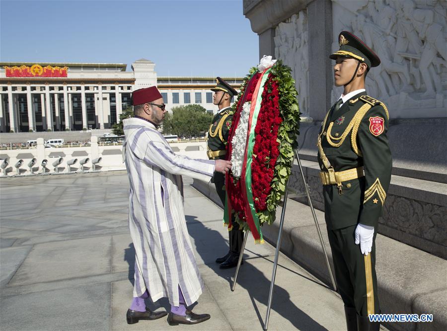 King Mohammed VI of Morocco lays a wreath to the Monument to the People's Heroes at the Tian'anmen Square in Beijing, capital of China, May 12, 2016.