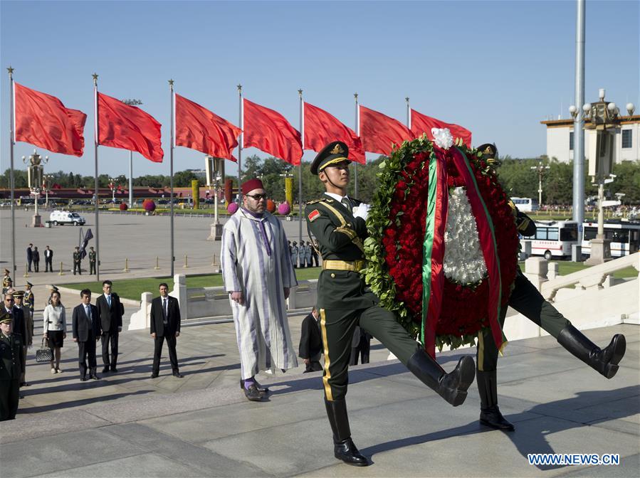 King Mohammed VI of Morocco lays a wreath to the Monument to the People's Heroes at the Tian'anmen Square in Beijing, capital of China, May 12, 2016.