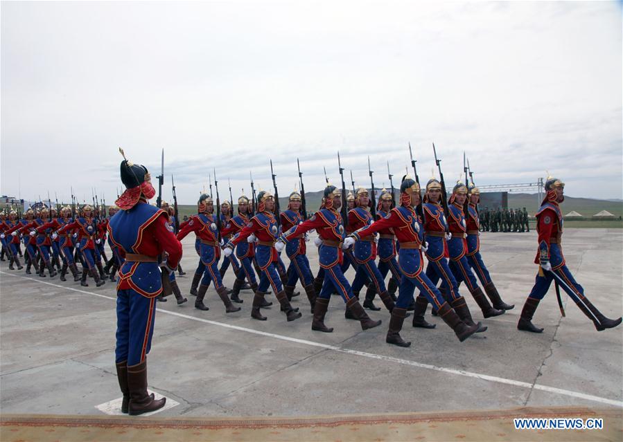 Mongolian honour guards are on a parade at the opening ceremony of the Khan Quest 2016 peacekeeping military drill in Tavan Tolgoi, Mongolia, May 22, 2016. 