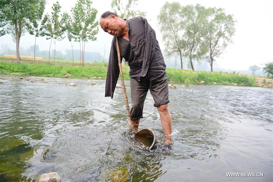 CHINA-HEBEI-BLIND MAN AND ARMLESS MAN-TREE PLANTING(CN)