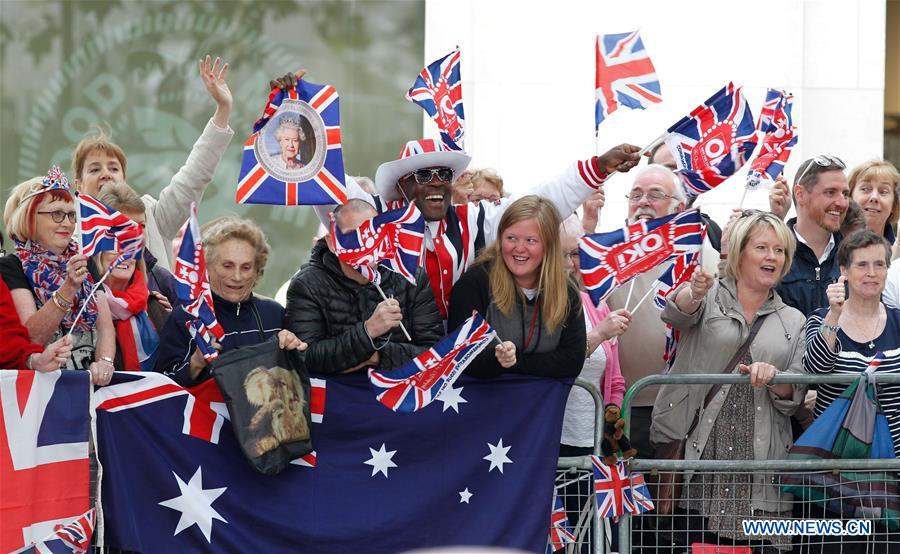 People wait for the arrival of Britain's Queen Elizabeth II outside the St. Paul's Cathedral for the National Service of Thanksgiving to mark the Queen's 90th birthday on June 10, 2016, in London, Britain. 