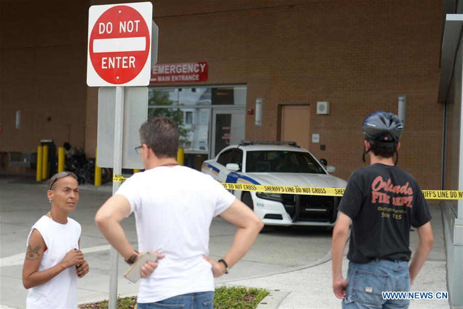People line up to donate blood for the shooing victims in Orlando, the United States, June 12, 2016.