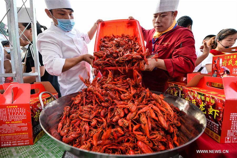 CHINA-JIANGSU-XUYI-CRAYFISH FEAST (CN)