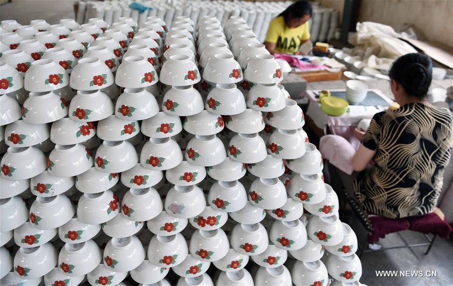 CHINA-YUNNAN-CERAMIC MAKING (CN)