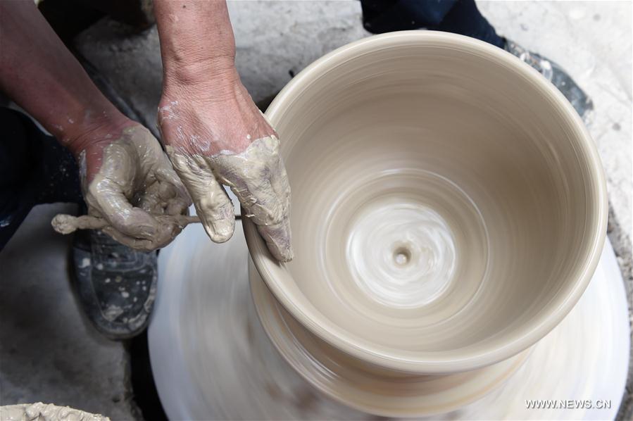 CHINA-YUNNAN-CERAMIC MAKING (CN)