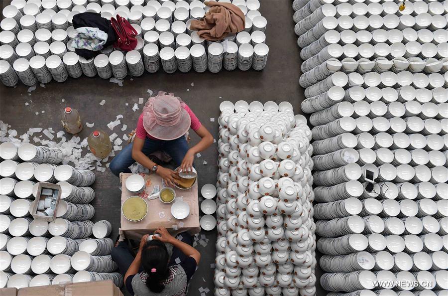 CHINA-YUNNAN-CERAMIC MAKING (CN)