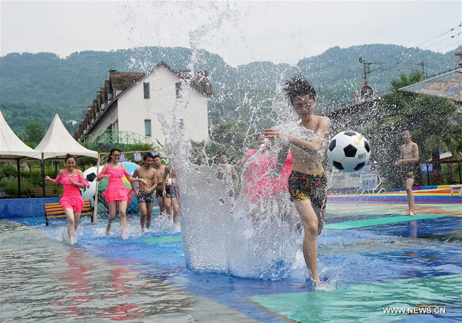 The highest temperature in Chongqing reaches 35 degrees Celsius Tuesday.