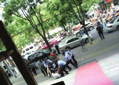 北京一精神病男子持菜刀砍伤两民警