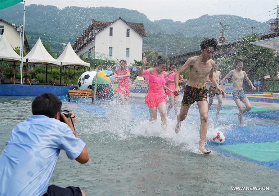 The highest temperature in Chongqing reaches 35 degrees Celsius Tuesday.