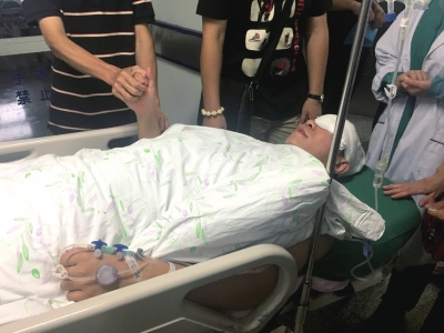 北京一精神病男子持菜刀砍伤两民警