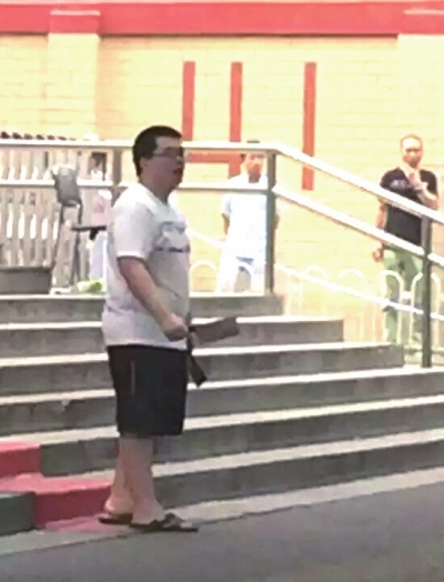 北京一精神病男子持菜刀砍伤两民警