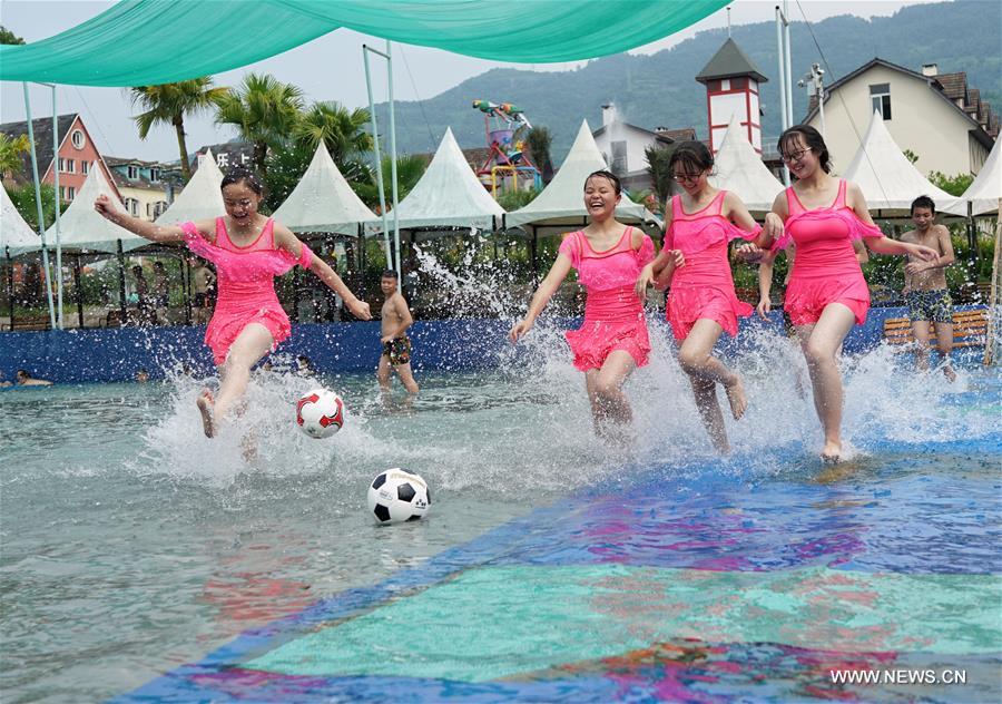 The highest temperature in Chongqing reaches 35 degrees Celsius Tuesday.