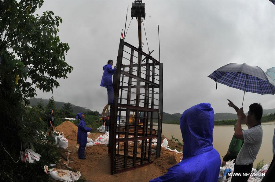 Continuous rainfall has affected 522,300 people, destroyed 600 houses and forced 40,900 to relocate in 317 townships in Hunan. 