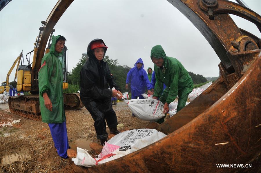 Continuous rainfall has affected 522,300 people, destroyed 600 houses and forced 40,900 to relocate in 317 townships in Hunan. 