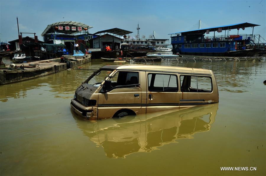  Influenced by recent heavy rains, the water level in Chenglingji of Dongting Lake reached 34.44 meters Friday morning, 1.94 meters higher than the warning line.